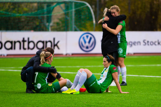 Hammarbys Helén Eke och Emilia Larsson deppar
