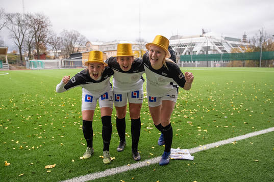 Uppsalas Agnes Nyberg, Cornelia Kapocs och Sara Olai jublar