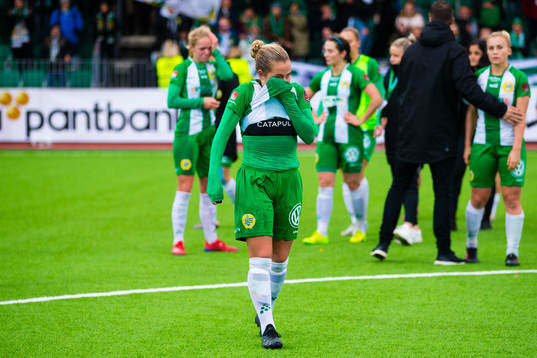 Hammarbys Felicia Saving deppar med lagkamrater