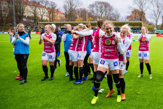 Uppsalas Märta Säfström och Marika Bergman Lundin jublar