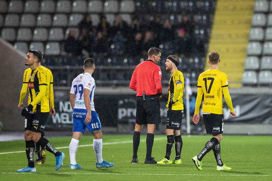 Häckens Rasmus Lindgren protesterar mot att domaren visat
