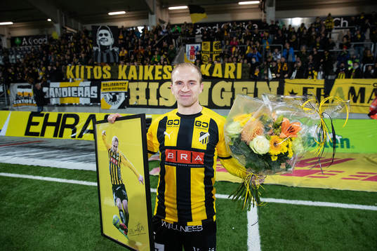 Häckens Kari Arkivuo tackas av