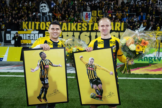 Häckens Paulinho och Kari Arkivuo  tackas av