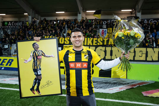Häckens Paulinho tackas av