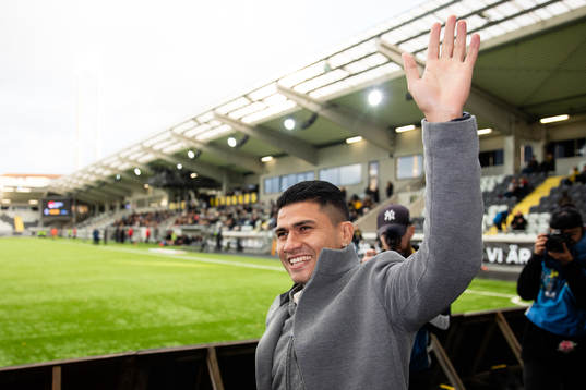 Häckens Paulinho hälsar på publiken innan