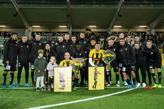 Häckens Kari Arkivuo och Paulinho tackas av