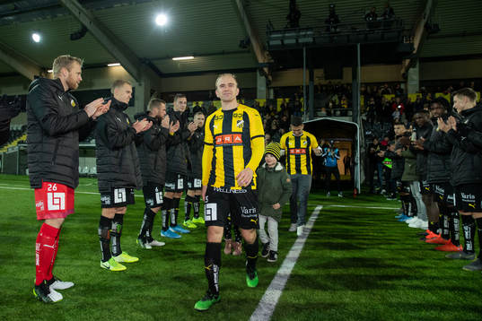 Häckens Kari Arkivuo  och Paulinho tackas av