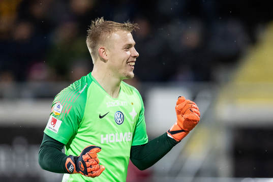 IFK Norrköpings målvakt Isak Pettersson jublar