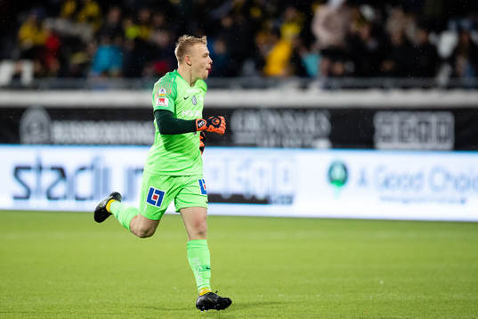 IFK Norrköpings målvakt Isak Pettersson jublar