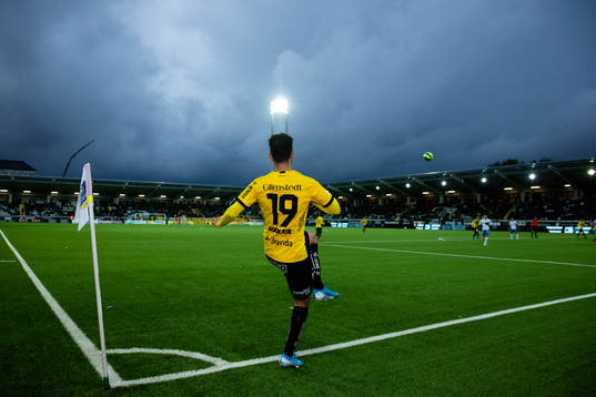 Häckens Daleho Irandust slår en hörna