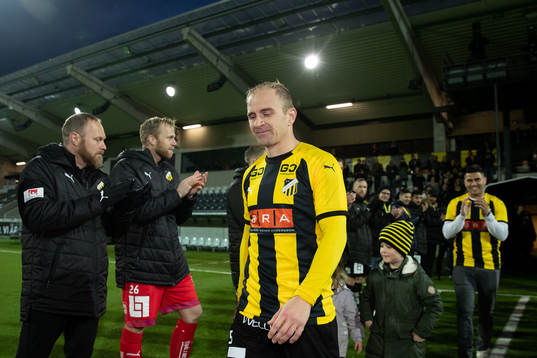 Häckens Kari Arkivuo  och Paulinho tackas av