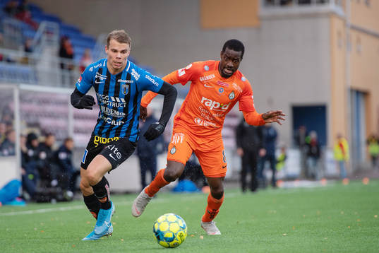 Sirius Elias Andersson och AFC Eskilstunas Michael Anaba
