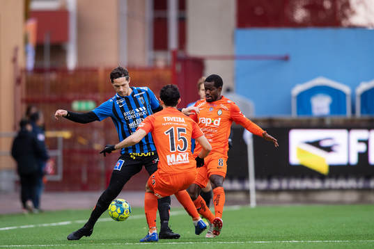 Sirius Philip Haglund och AFC Eskilstunas Michael Anaba