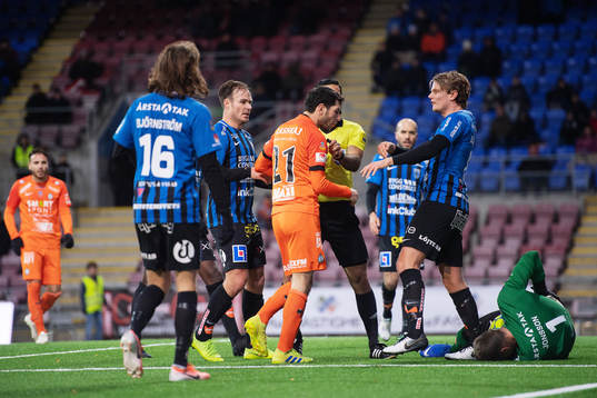 AFC Eskilstunas Anel Rashkaj i gruff med Sirius Tim