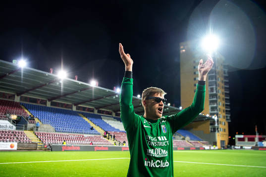 Sirius målvakt Lukas Jonsson jublar