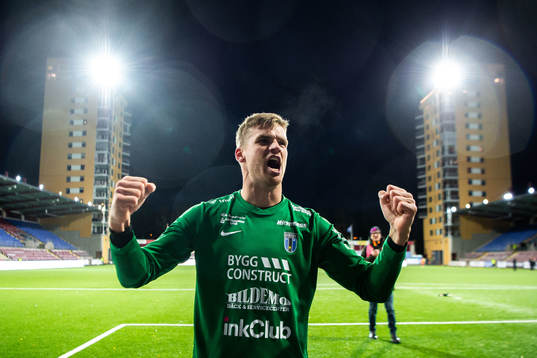Sirius målvakt Lukas Jonsson jublar