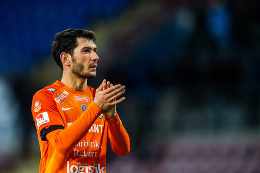 AFC Eskilstunas Anel Rashkaj tackar publiken