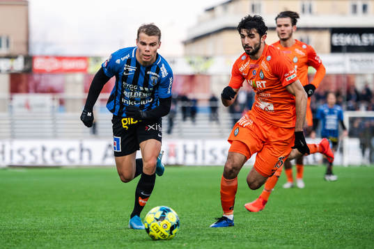 Sirius Elias Andersson och AFC Eskilstunas Sandro Tsveiba