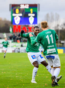 Brages Anton Lundin jublar med Christian Kouakou