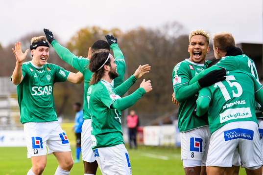 Brages Anton Lundin jublar med lagkamrater