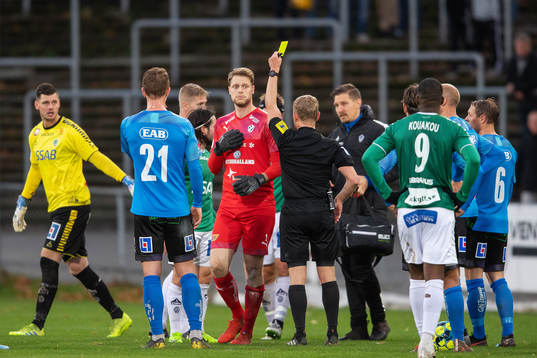 Halmstads målvakt Malkolm Nilsson tilldelas ett gult kort