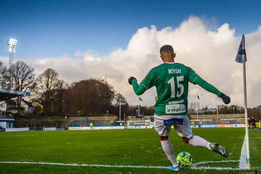 Brages Jonathan Morsay slår en hörna