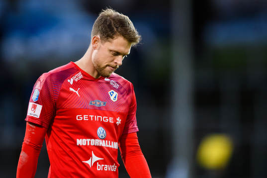 Halmstads målvakt Malkolm Nilsson deppar