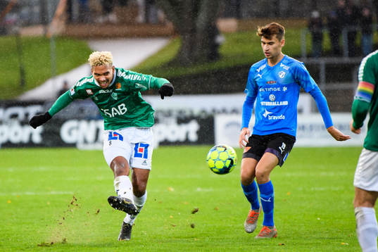 Brages Seth Kanteh Hellberg testar skott bredvid Halmstads