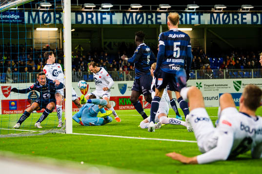 Rolf Daniel Vikstøl of Viking scores the 3-2 goal