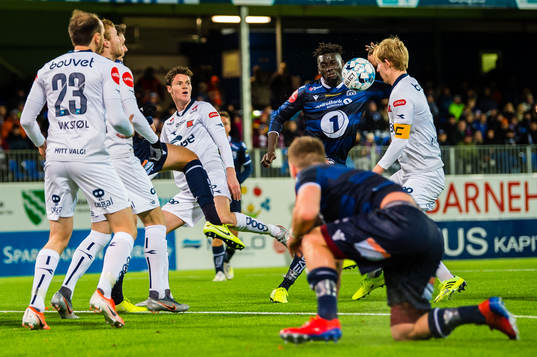 Aliou Coly of Kristiansund handsing