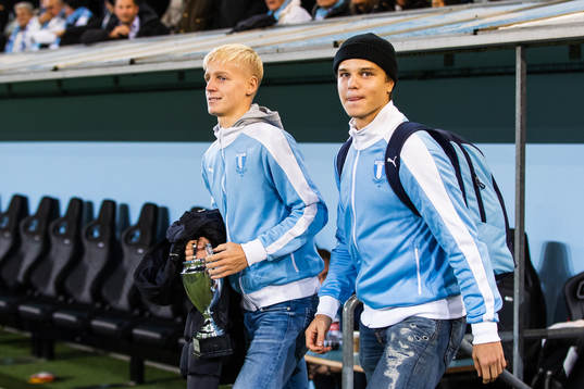 Spelare från Malmö FFs P16-lag på väg in med pokalen