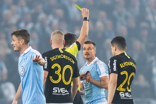 Malmö FFs Fouad Bachirou varnas av domare Bojan Pandzic
