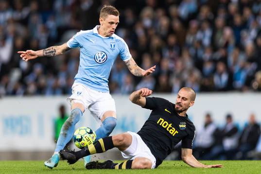 s Panajotis Dimitriadis i kamp om bollen