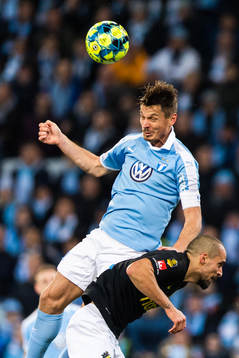 s Panajotis Dimitriadis i kamp om bollen