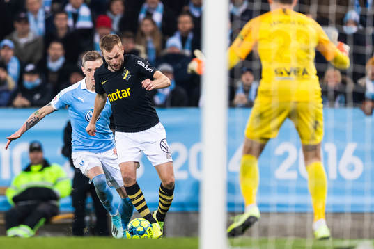 Malmö FFs Jo Inge Berget och Sören Rieks försvarar mot