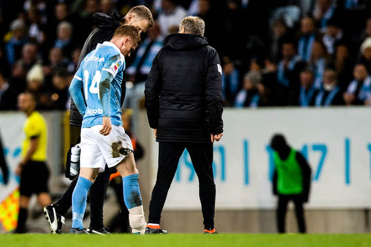 Malmö FFs Anders Christiansen lämnar planen med lindad fot