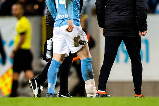 Malmö FFs Anders Christiansen lämnar planen med lindad fot