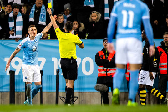 Malmö FFs Sören Rieks får gult kort av domare Bojan