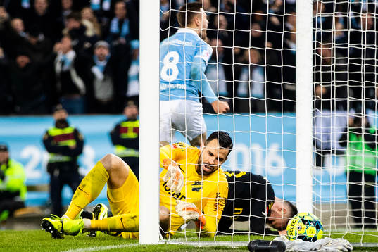 s målvakt Budimir Janosevic deppar samtidigt som Malmö