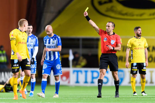 IFK Göteborgs Robin Söder får gult kort