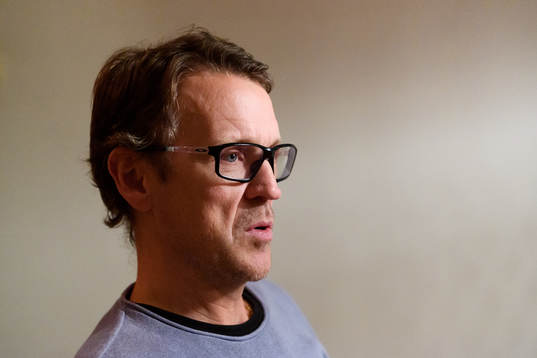 Magnus Erlingmark blir intervjuad innan fotbollsmatchen i