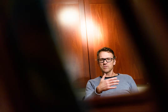 Magnus Erlingmark blir intervjuad innan fotbollsmatchen i