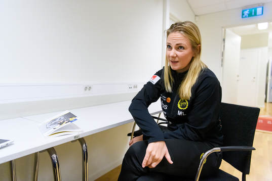 Matilda Lundblad, läkare, blir intervjuad innan