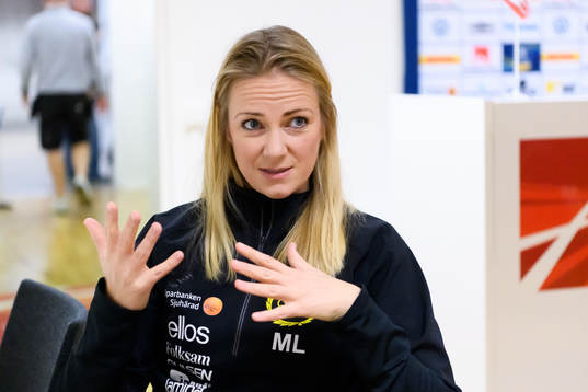Matilda Lundblad, läkare, blir intervjuad innan