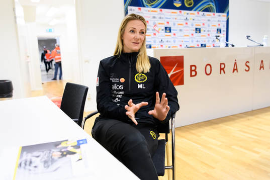Matilda Lundblad, läkare, blir intervjuad innan