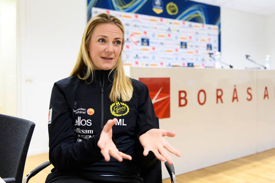 Matilda Lundblad, läkare, blir intervjuad innan