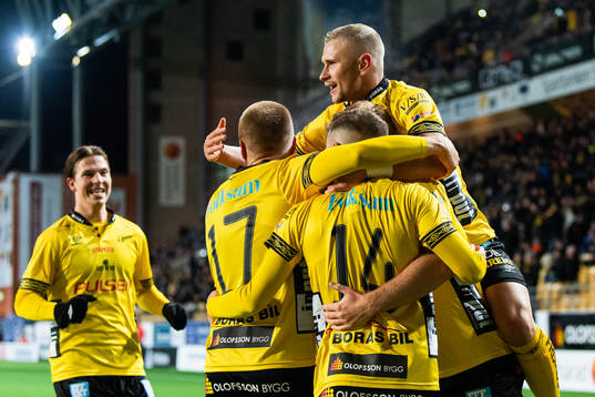 Elfsborgs Rasmus Alm jublar med lagkamrater