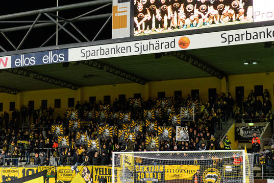 Klas Ingesson hyllas innan fotbollsmatchen i Allsvenskan