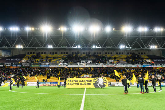 Klas Ingesson hyllas innan fotbollsmatchen i Allsvenskan