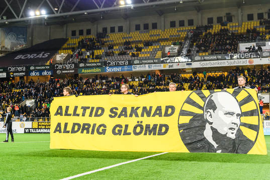 Klas Ingesson hyllas innan fotbollsmatchen i Allsvenskan